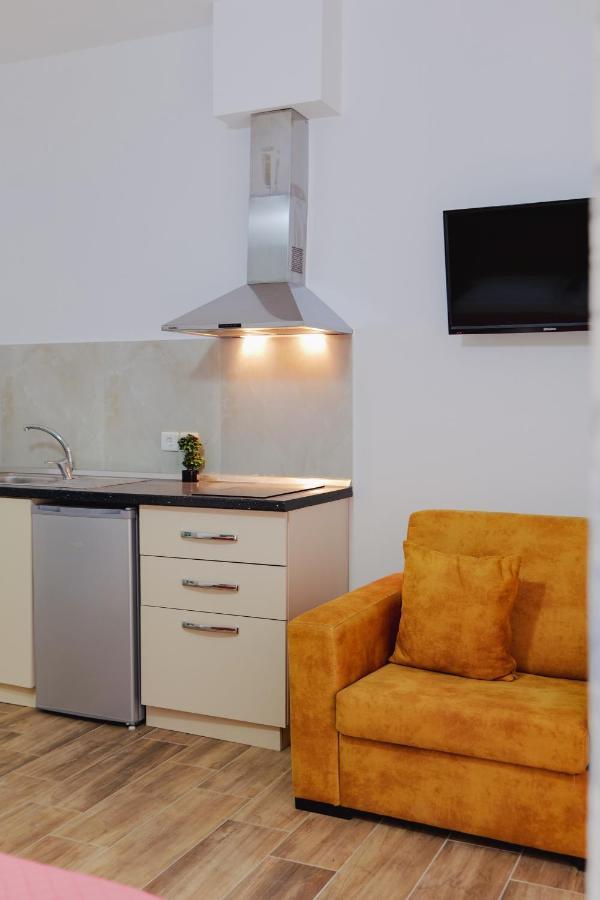 Eden Suites & Apartments ساراندا المظهر الخارجي الصورة